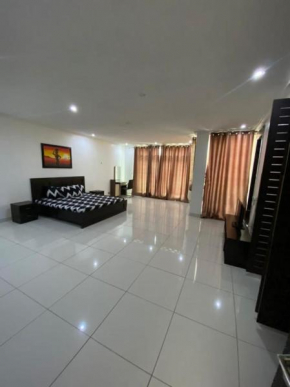 Brown-Stone Apartment II 4-Bedroom Unit with Chef